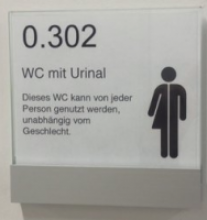Eines der neuen Türschilder im Kollegiengebäude Mathematik. "WC mit Urinal" das Symbol ist je zur Hälfte aus den üblichen, geschlechtergetrennten Türsymbolen zusammengesetz.